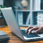 Person, die an einem Laptop arbeitet und Symbole für E-Learning-Konzepte anzeigt, wobei E-Learning Datenschutz und digitale Weiterbildung im Mittelpunkt stehen