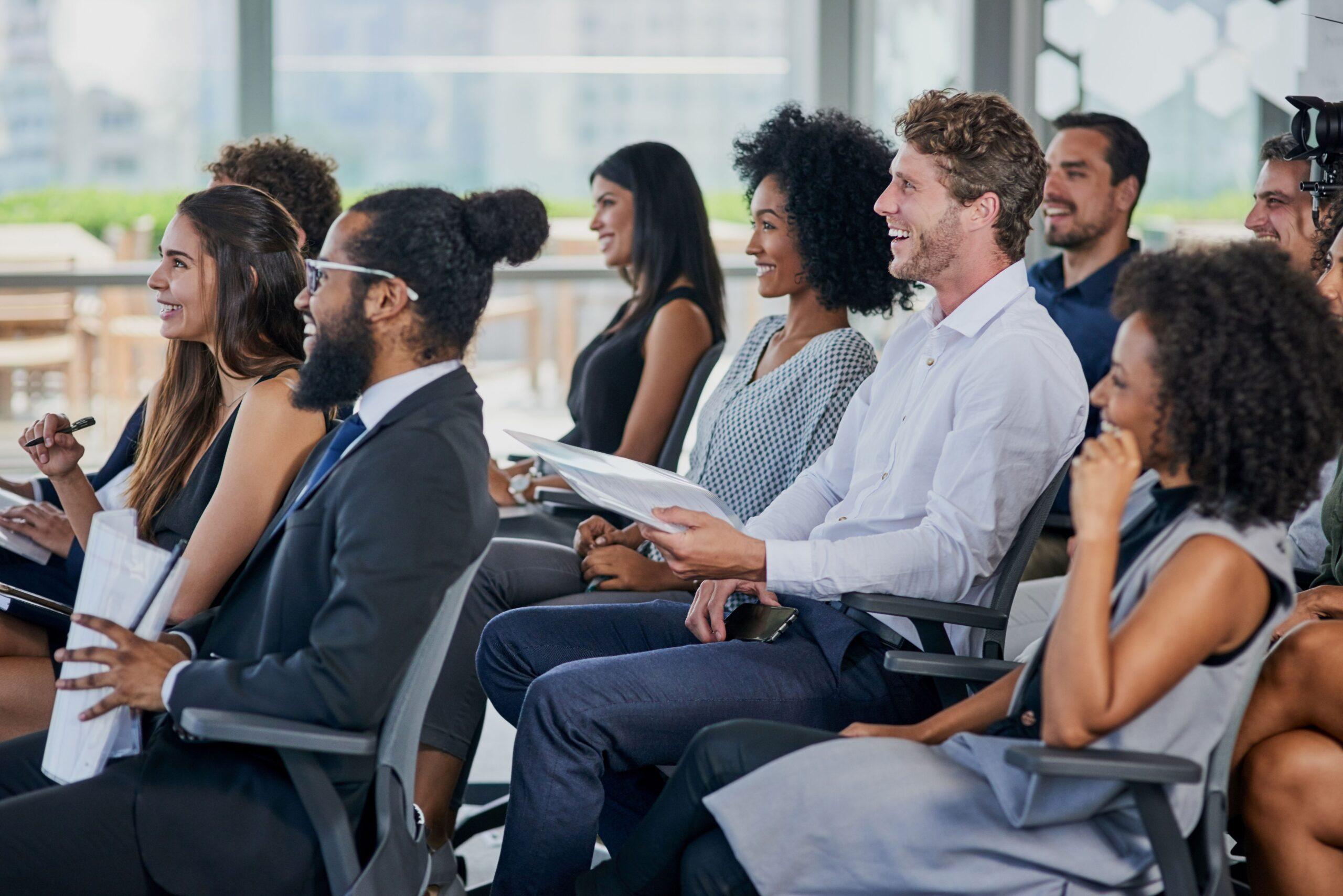 Firmenevent Location mit engagierten Teilnehmern in hellem Raum