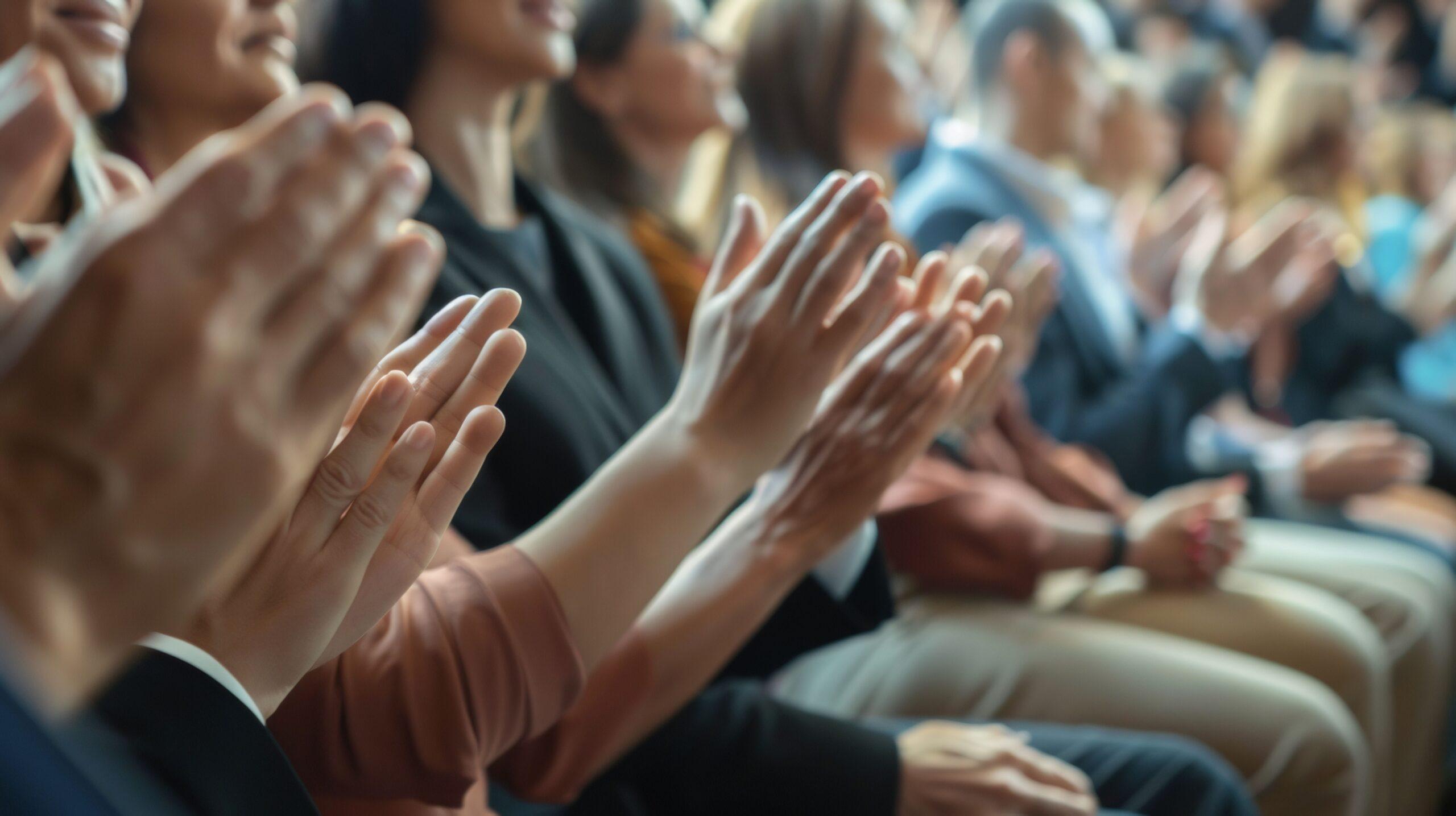 Publikum applaudiert bei erfolgreichem Firmenevent