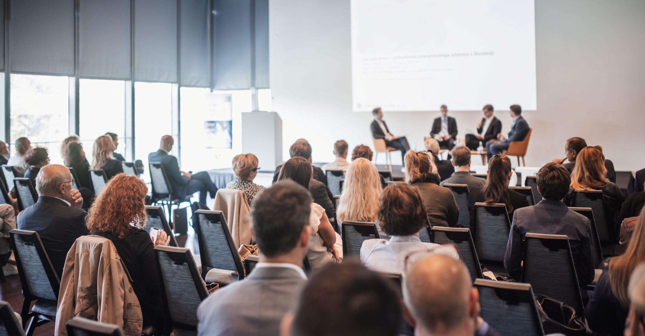 Firmenevent Location mit Business-Publikum in modernem Konferenzraum