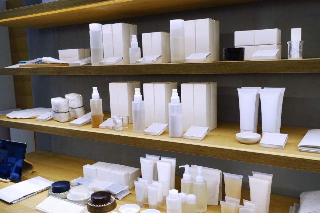 Online Etiketten drucken auf minimalistischen Kosmetikverpackungen ohne Branding – Beispiel für Markenbasis im Regal