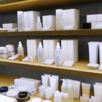 Online Etiketten drucken auf minimalistischen Kosmetikverpackungen ohne Branding – Beispiel für Markenbasis im Regal