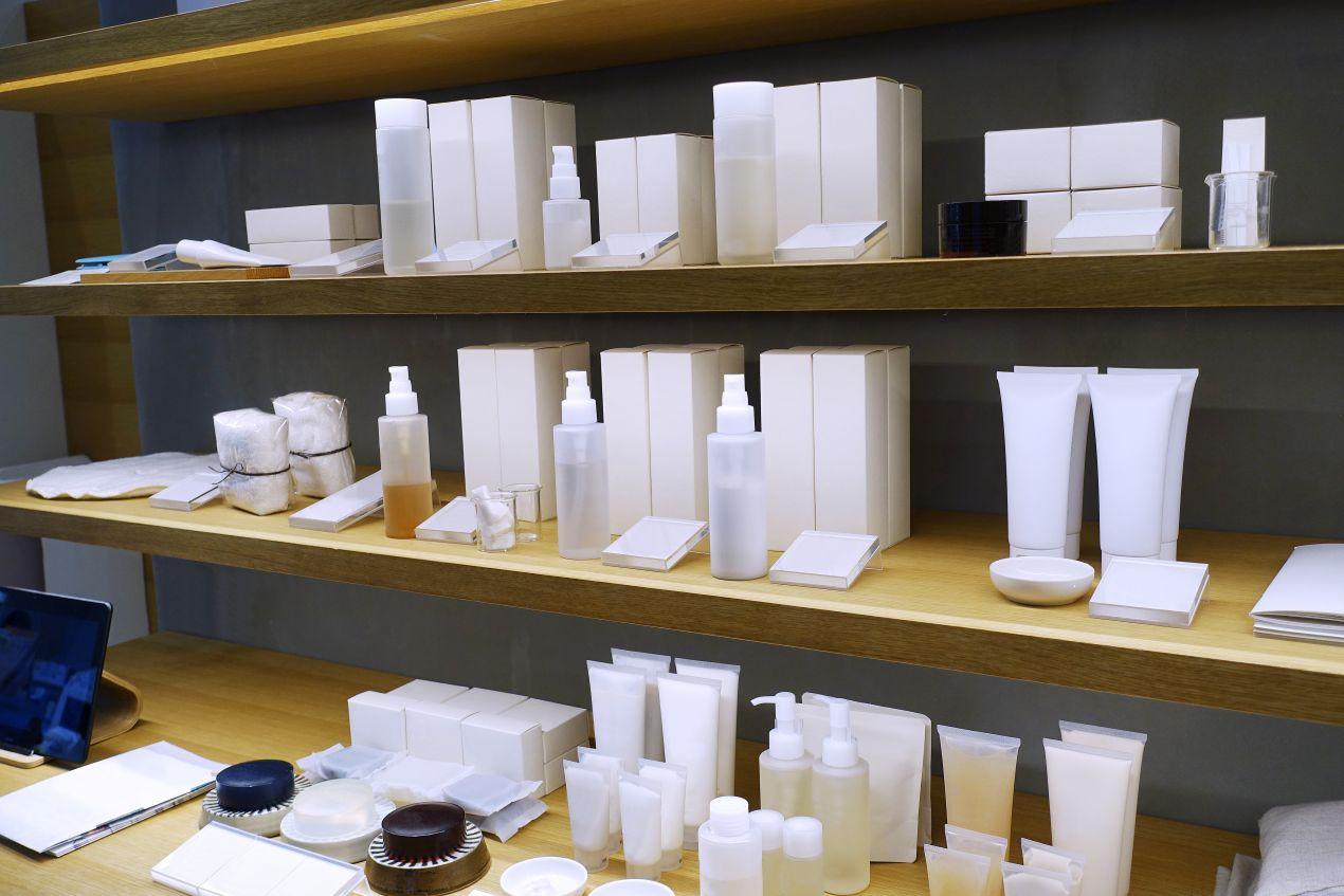 Online Etiketten drucken auf minimalistischen Kosmetikverpackungen ohne Branding – Beispiel für Markenbasis im Regal