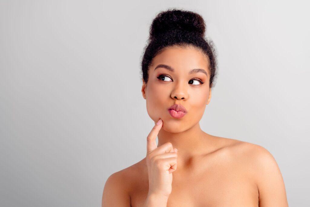 frau ueberlegt beautyroutine optimieren entscheidung fuer moderne pflege
