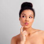 frau ueberlegt beautyroutine optimieren entscheidung fuer moderne pflege