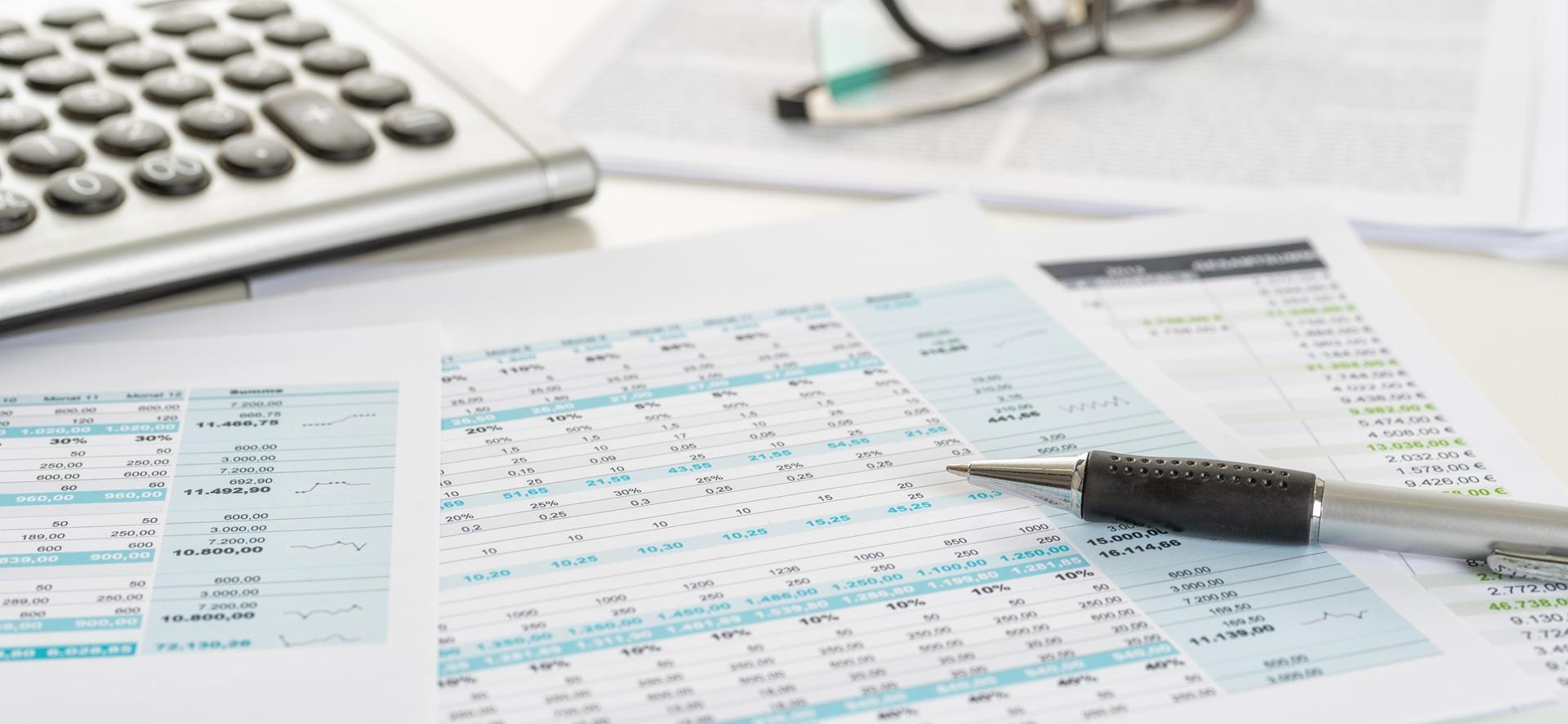 Finanzübersicht mit Tabellen und Stift | Steuerberatung Deggendorf 