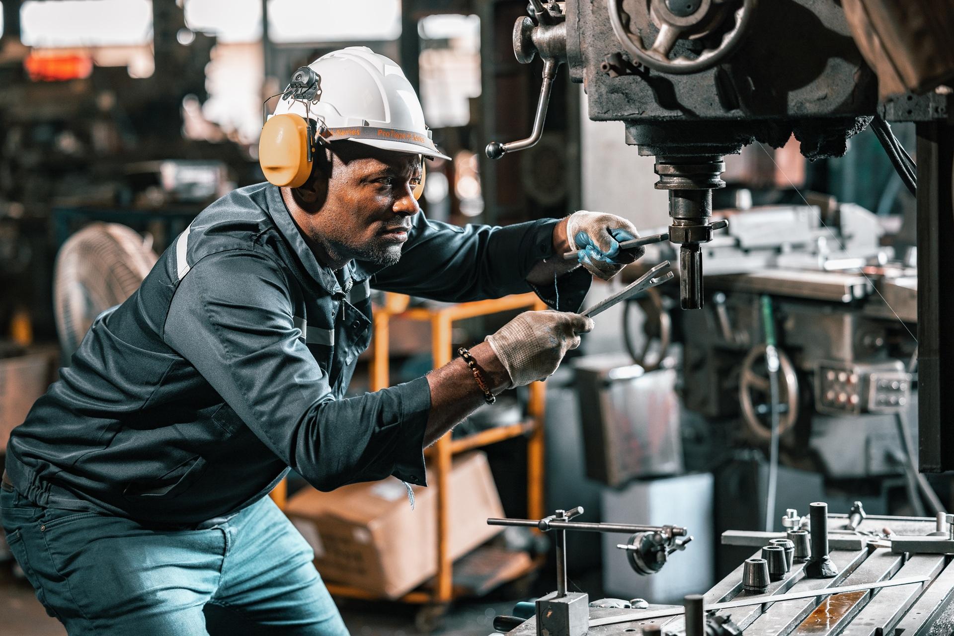 Arbeiter repariert oder wartet Industriemaschine in Fabrik | Prüfung PV-Anlagen