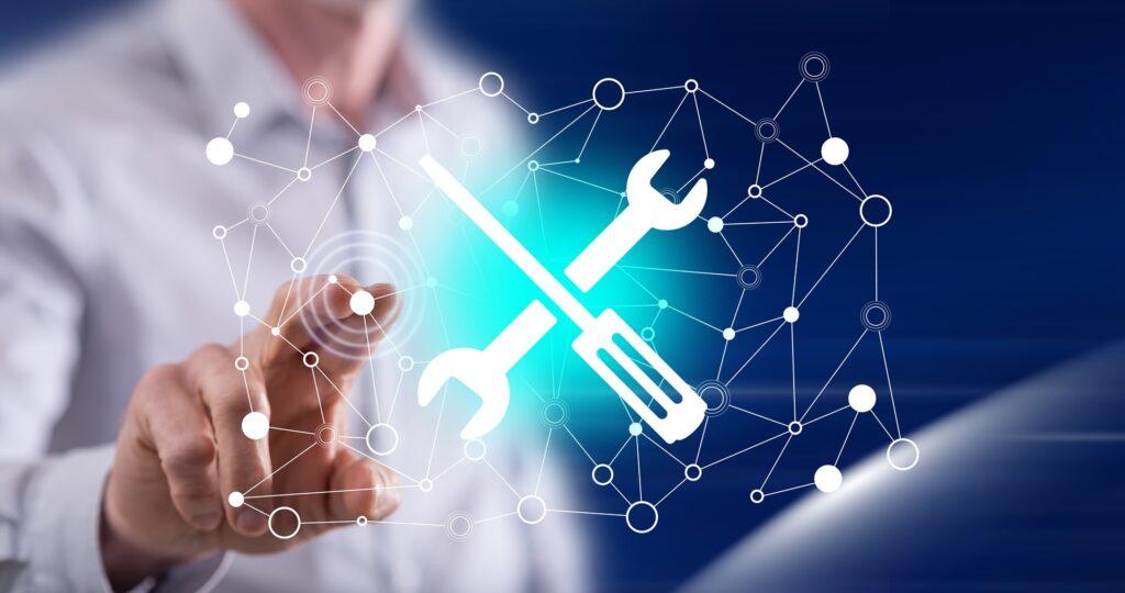 Mann tippt auf digitales Wartungs-Symbol | Prüfung PV-Anlagen